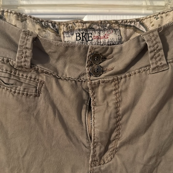Bke casuals bryn 29 khaki distressed capris - Picture 2 of 6
